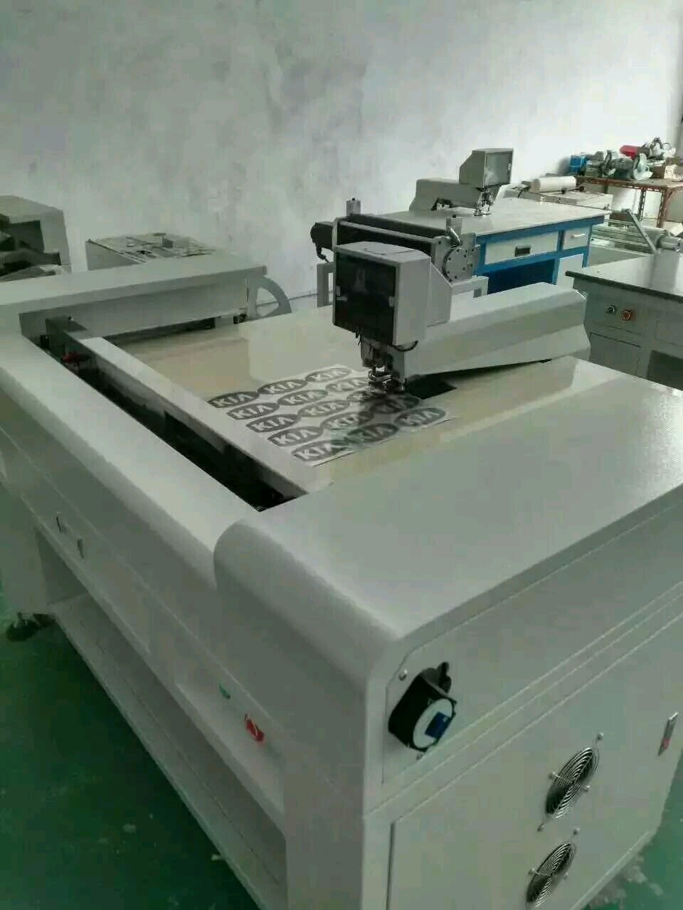 KE045 automatic feeding manipulator Hole punch full-automatic positioning hole machine