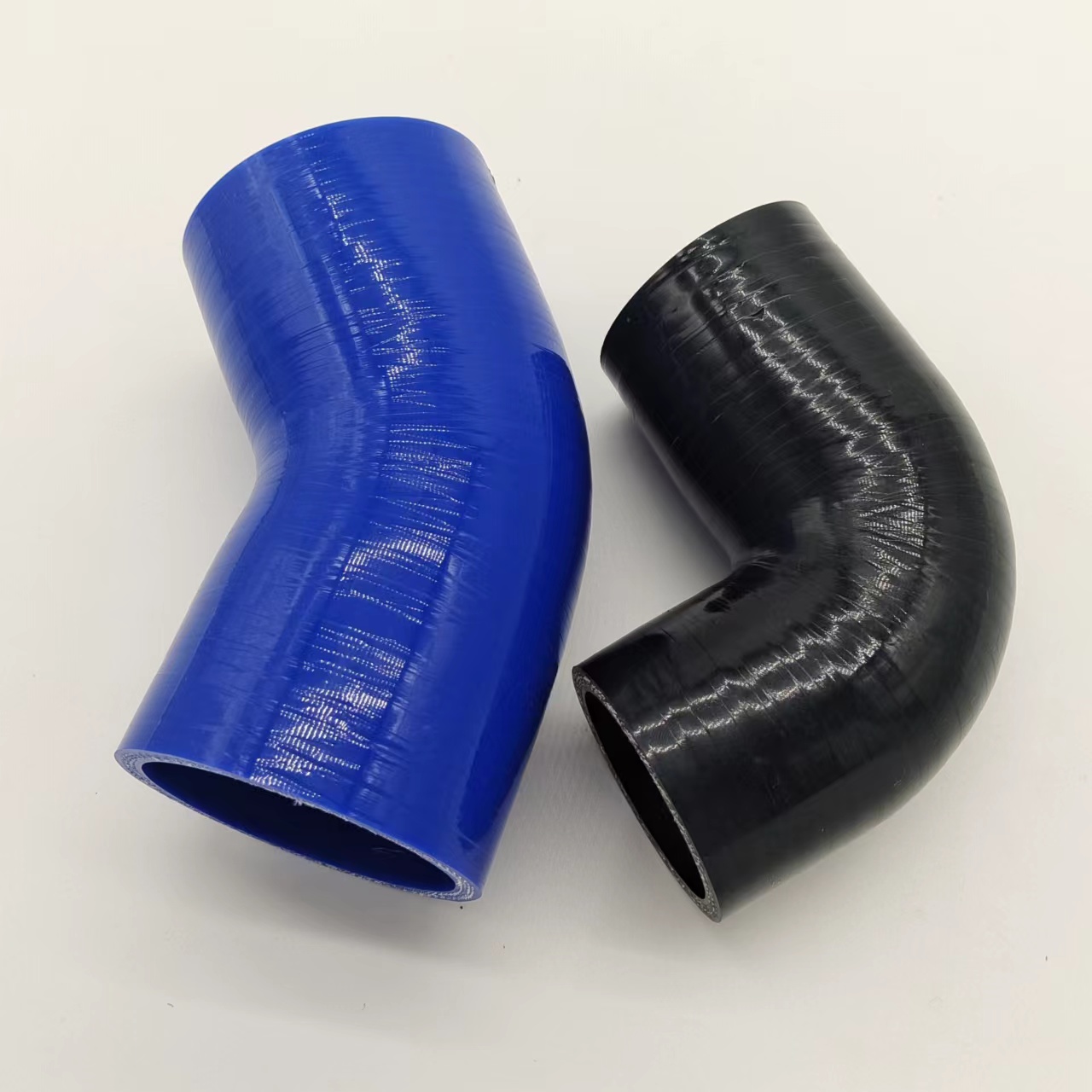 Ruiguan supplies wear-resistant silicone elbow cloth with silicone rubber hose. The 90 degree variable diameter elbow and irregular elbow pipe can be customized