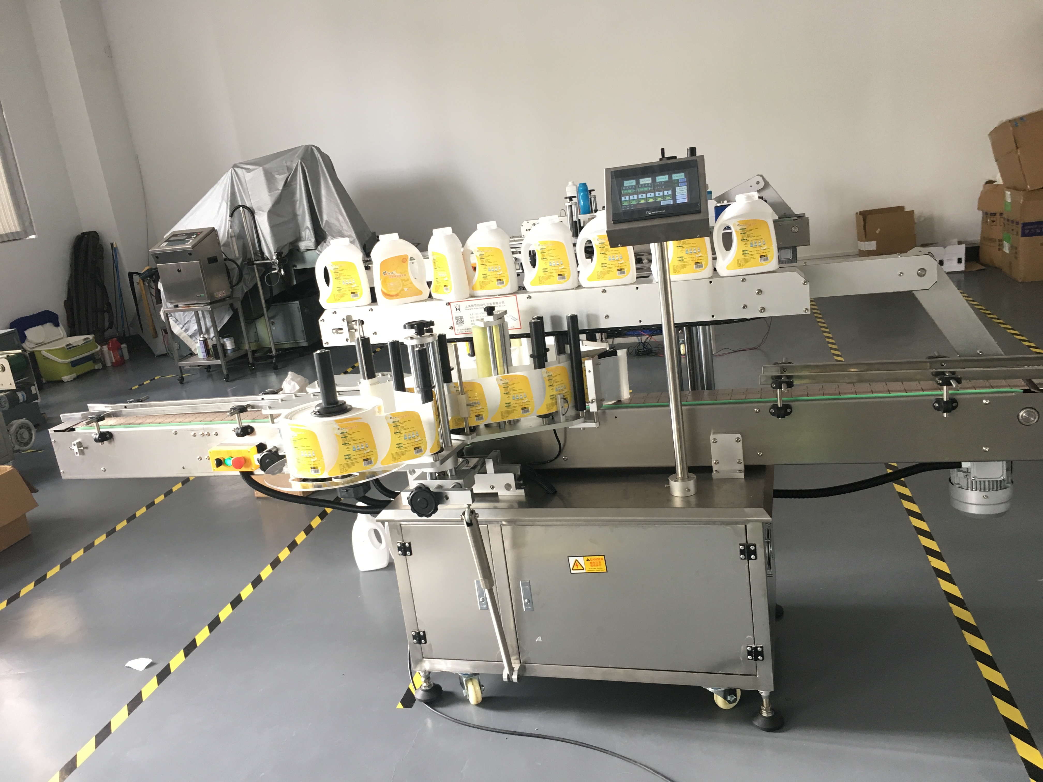 Double sided labeling machine, fully automatic shampoo labeling, glass bottle, single and double sided self-adhesive labeling machine