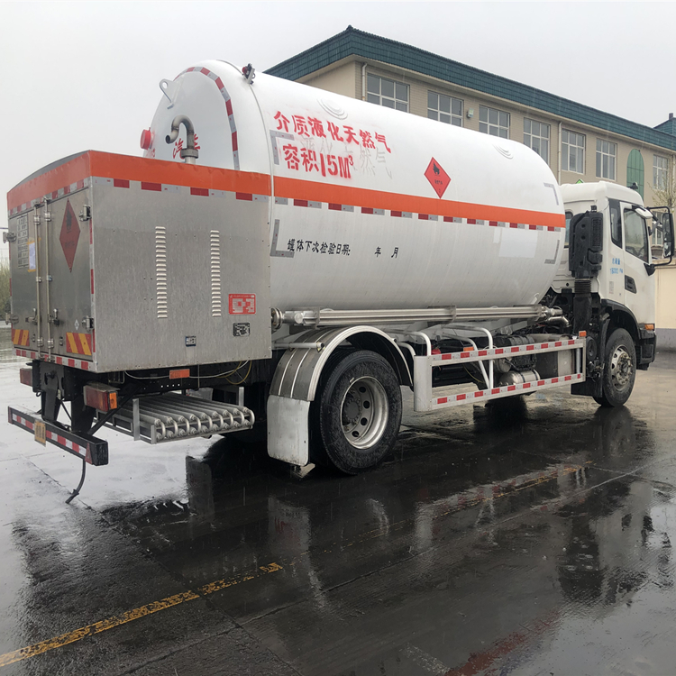 15 cubic LNG transport vehicle for road rescue and flow to the towing head refueling vehicle