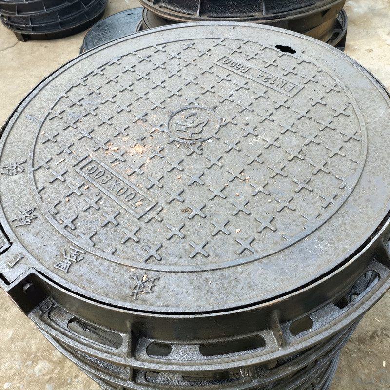 Inspection of Guli Cap Heavy Ductile Iron Well Cover 600x700 Circular Cover Water Meter Well with Rainwater Passing through the Vehicle