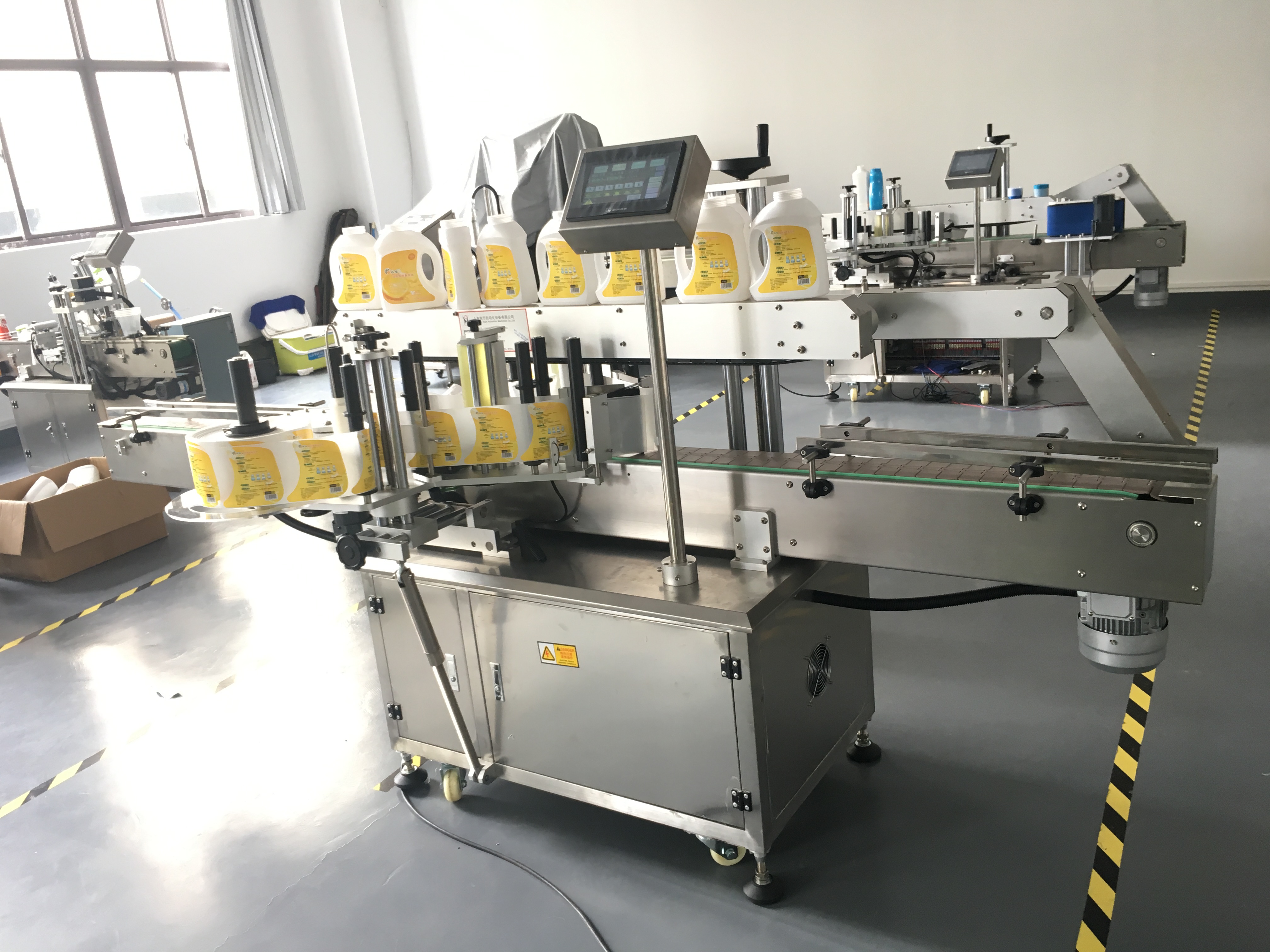 Double sided labeling machine, fully automatic shampoo labeling, glass bottle, single and double sided self-adhesive labeling machine