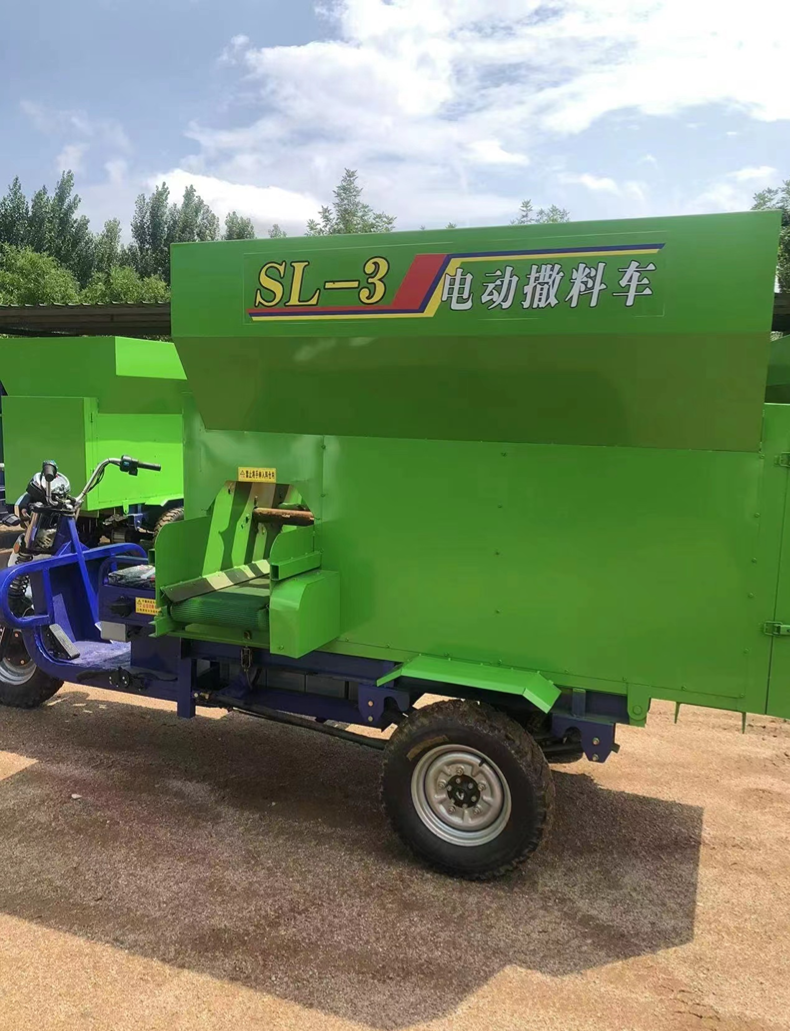 Spreading truck for cattle and sheep grass feed Electric feed spreader Single side and double side discharge feeding truck for breeding farms