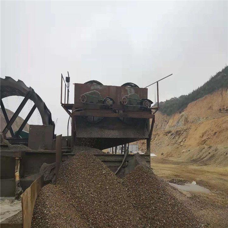 The excavator and washing machine used for sand and gravel hydropower construction site operates stably, with complete specifications and lightning boat production