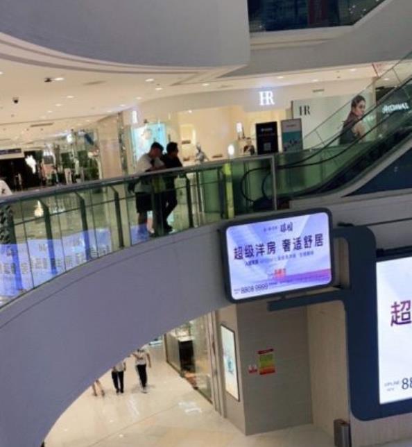 Landmark advertisement in Yuecheng District, Shaoxing, Zhejiang. Yintai Department Store, shopping mall, supermarket, high-definition LED screen, searching for Chaowen Tong