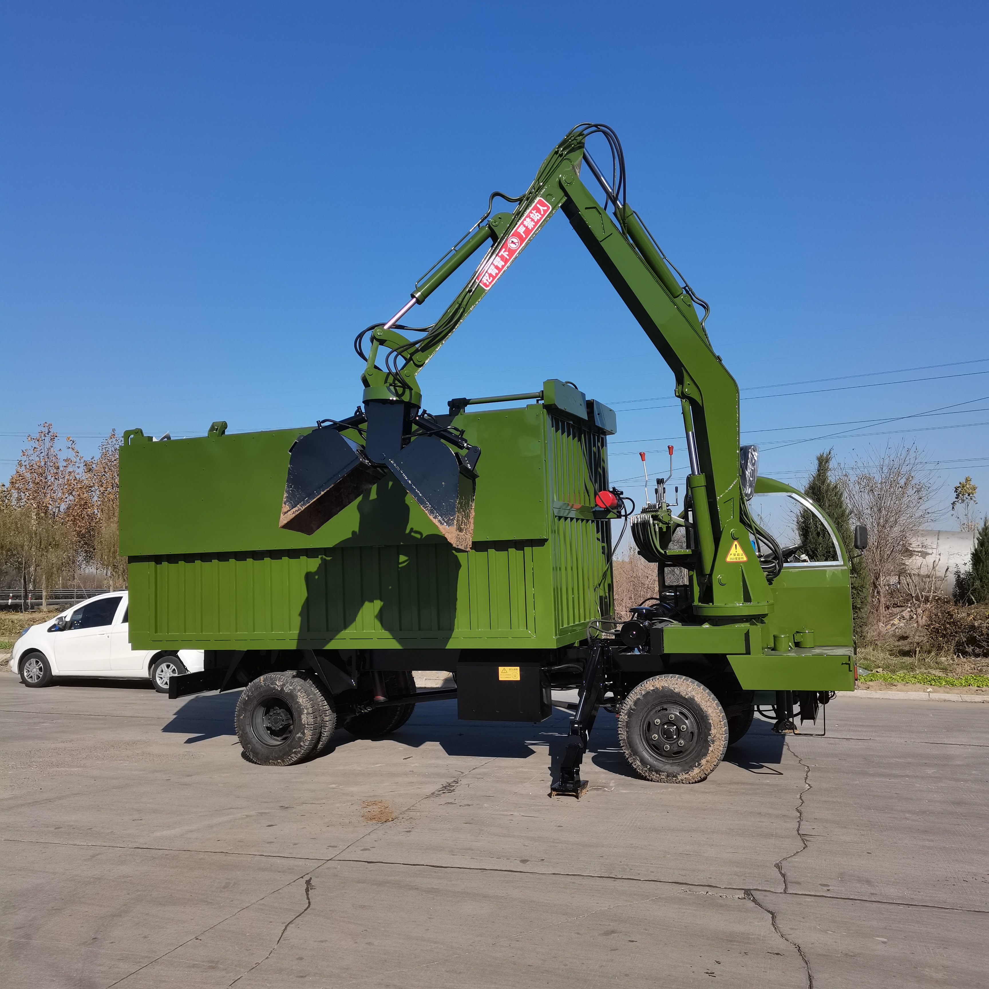 Wheeled four-wheel drive with a 6.5-meter grab arm, wood and grass, and a self unloading grab