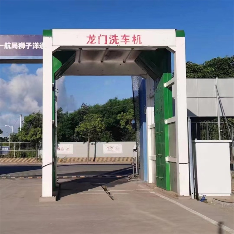 The construction vehicle of the fixed gantry car washing machine in the concrete mixing plant is cleaned thoroughly