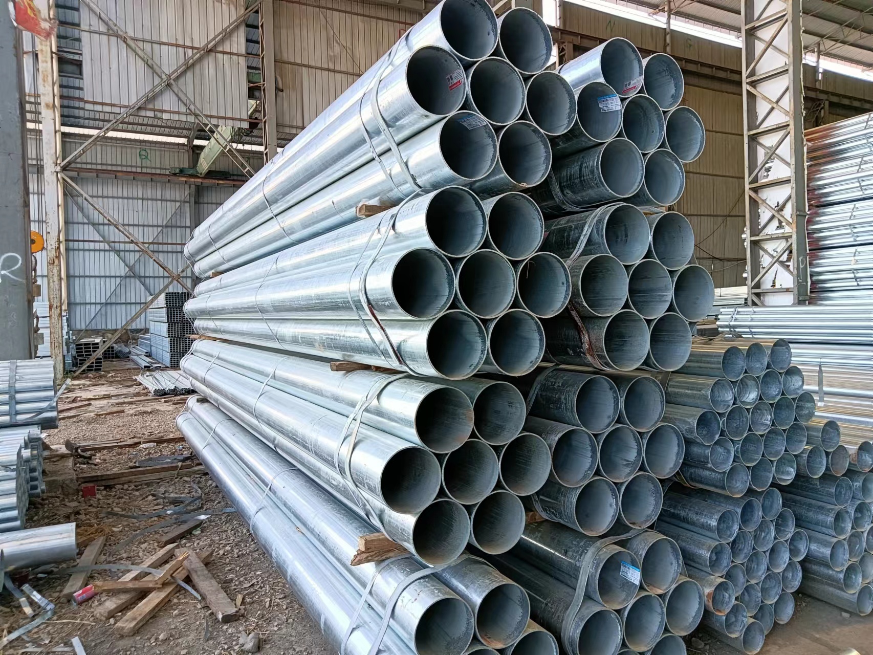 Wholesale hot-dip galvanized steel pipe Q235B D15- DN250 fire pipe dn15 * 1.4 vegetable greenhouse pipe by manufacturer