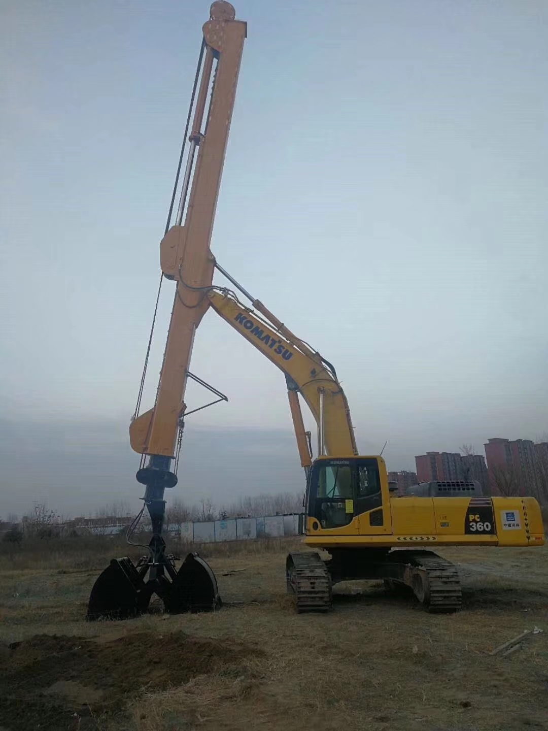 Retrofitting the excavator telescopic arm with a length of 25 to 32 meters, grabbing the bucket arm, hooking the sinking well, and extending the arm