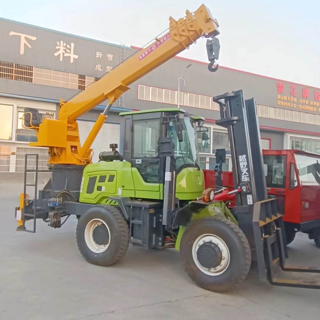 Manufacturer of a 5-ton hydraulic telescopic crane arm for off-road forklifts with tail mounted forklifts and busy modifications at both ends