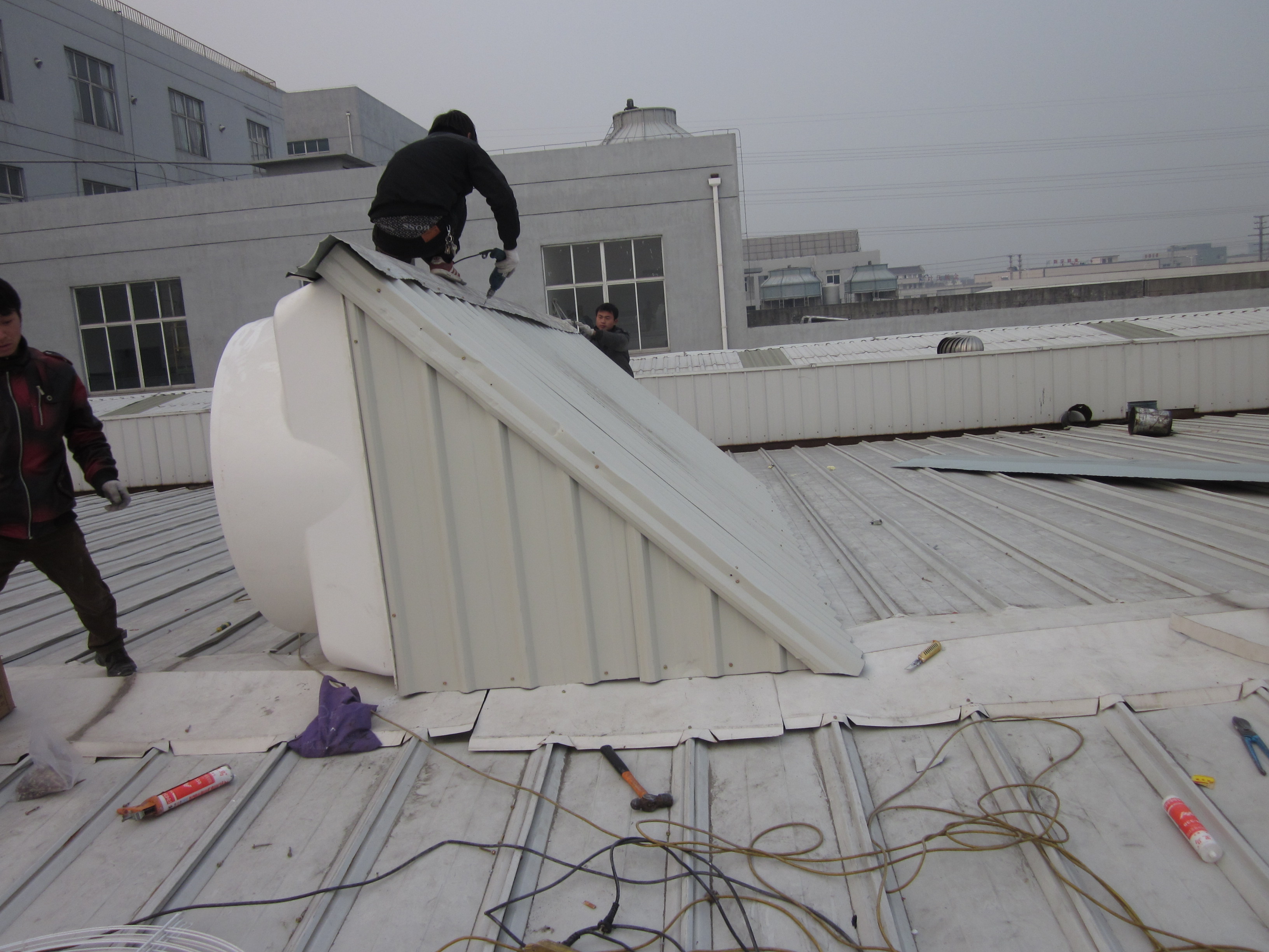 Color steel plate gas tower installation, roof fan, Jining negative pressure exhaust fan elbow, heavy machinery welding, smoke exhaust and dust removal