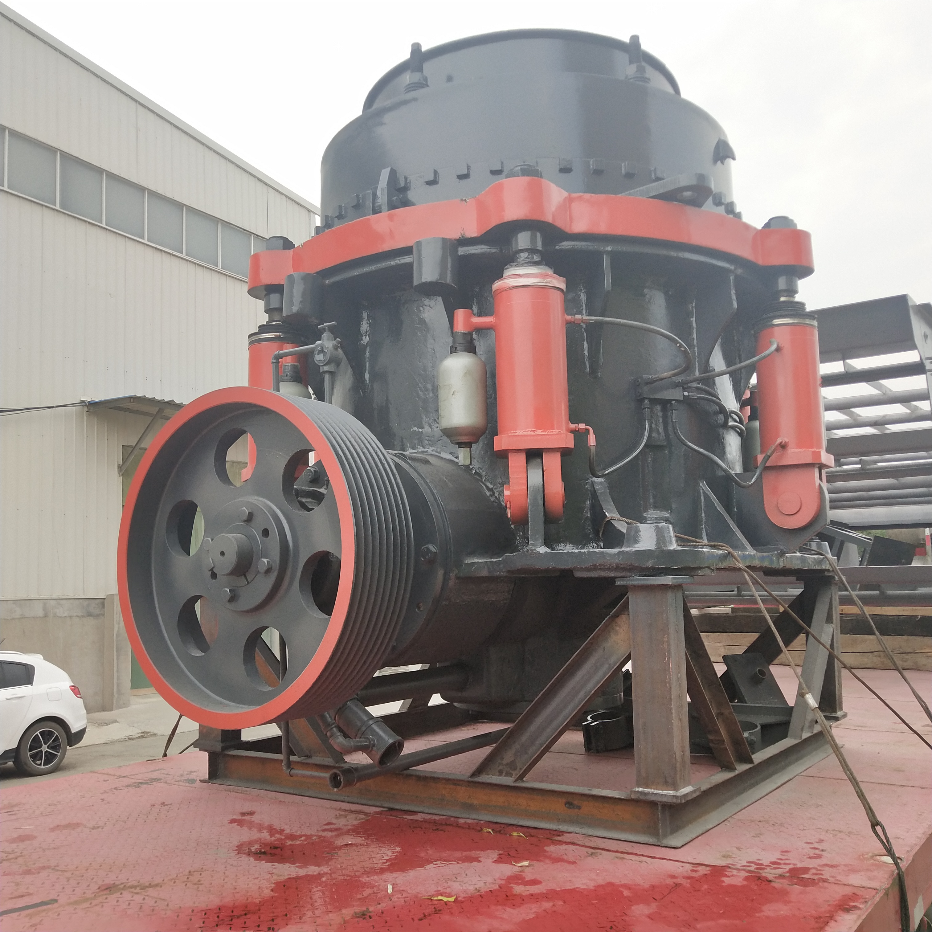 Hydraulic cone crusher produces 200 tons of pebbles per hour. Crusher and crusher