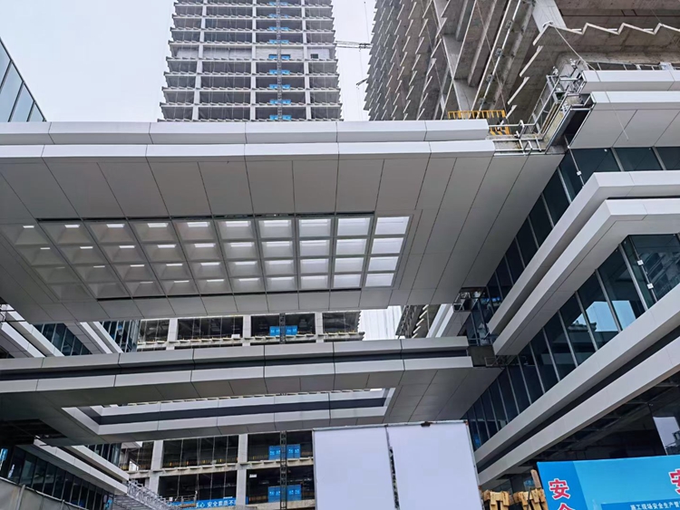 2.0 thick fluorocarbon profiled aluminum veneer at the front of the store. The exterior wall, eaves, and perforated aluminum panel curtain wall of the shopping mall