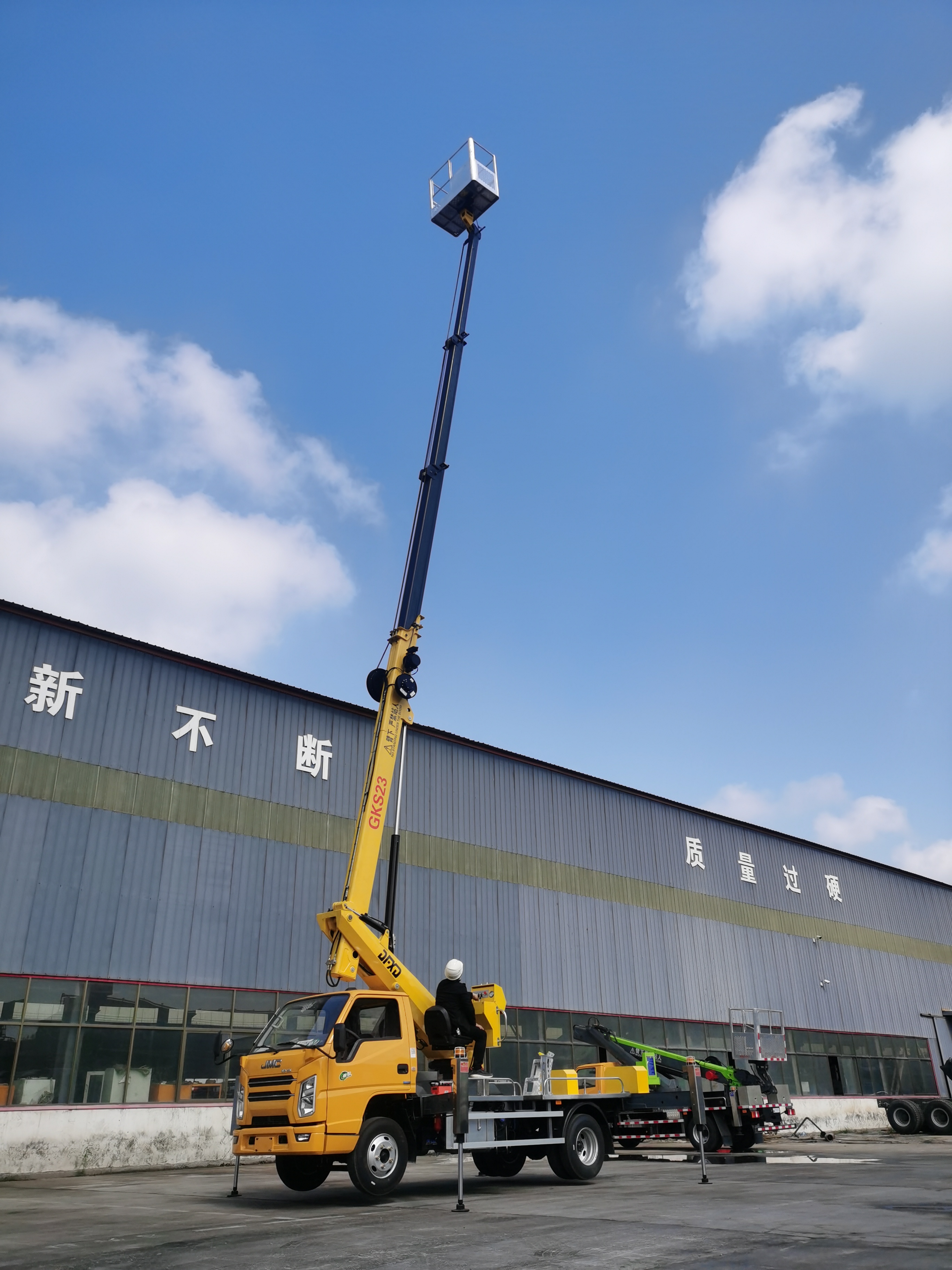 20 meter blue card high-altitude work platform with a working radius of 15.2 meters. Jiangling chassis, factory stock, 50000 vehicles to be picked up