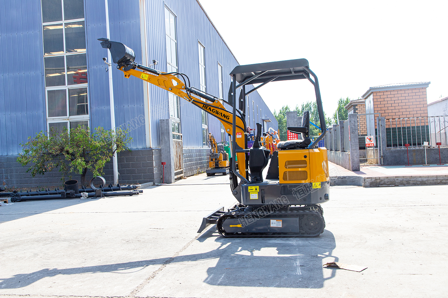 Hydraulic pilot operated excavator with easy 360 ° rotation and 1.5T body weight that can make money