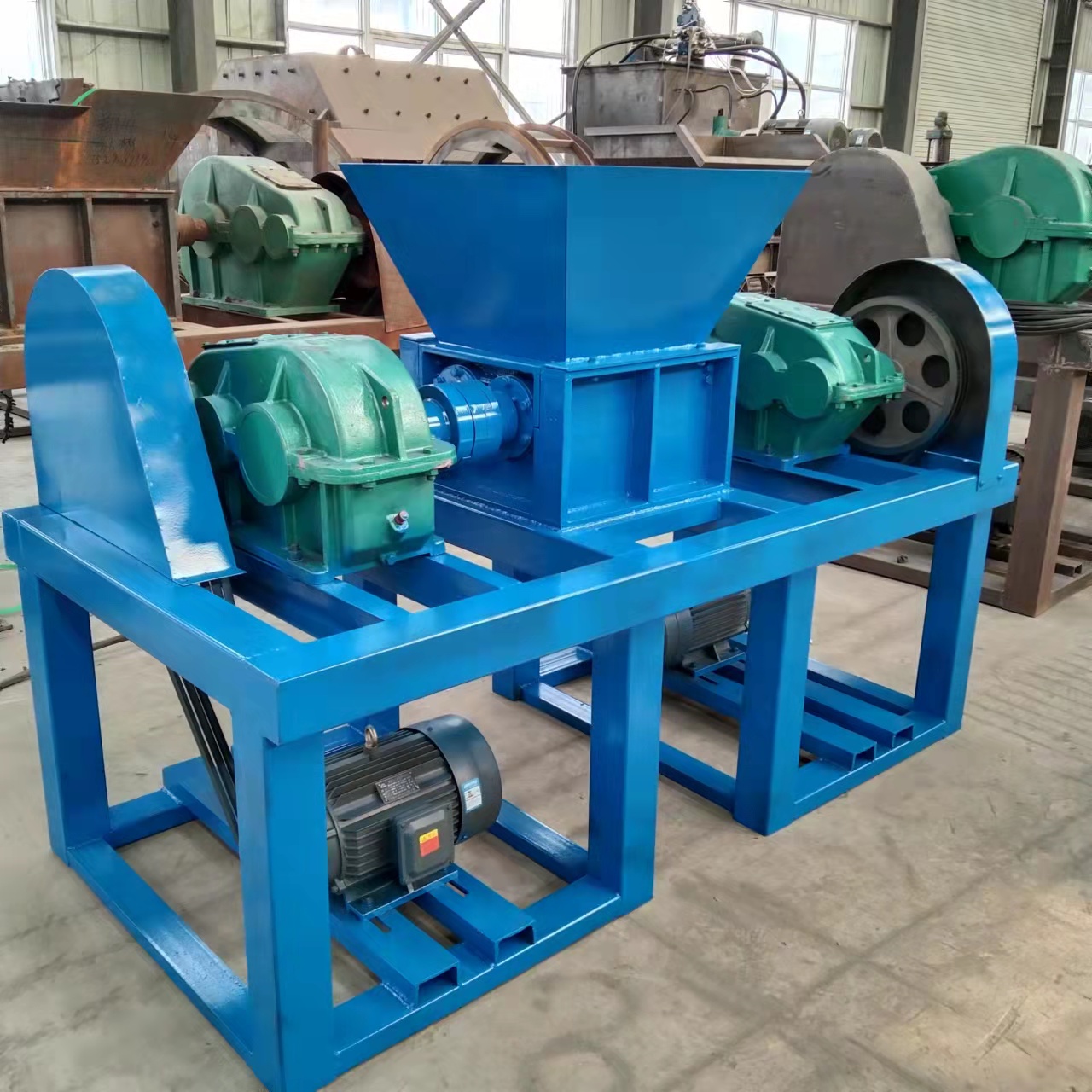 1000 type metal shredder with a capacity of 5 tons. Small plastic crushing equipment