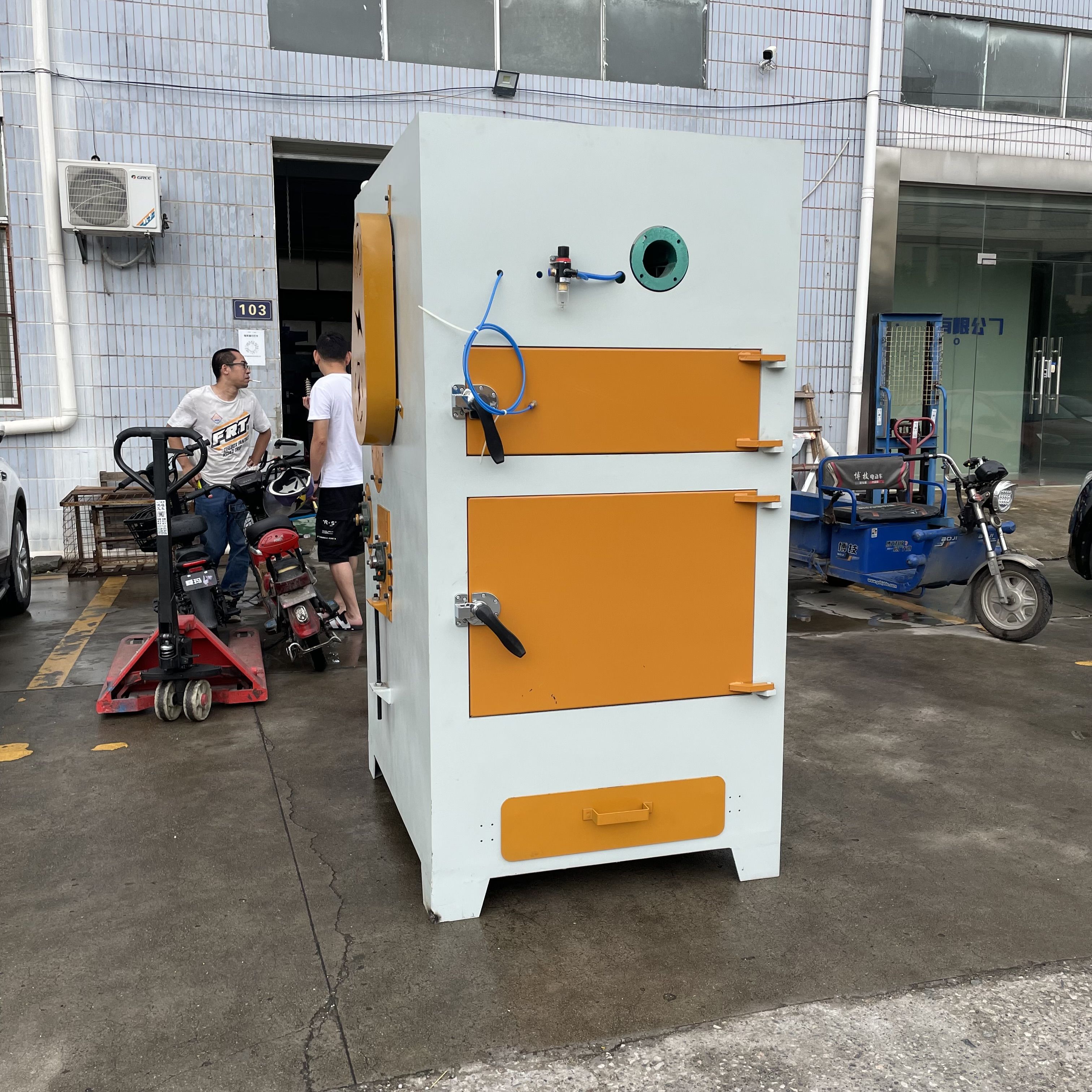 Customized caterpillar type burr machine, fully automatic sandblasting machine, plastic parts, bakelite framework, small parts, deburring and sharpening