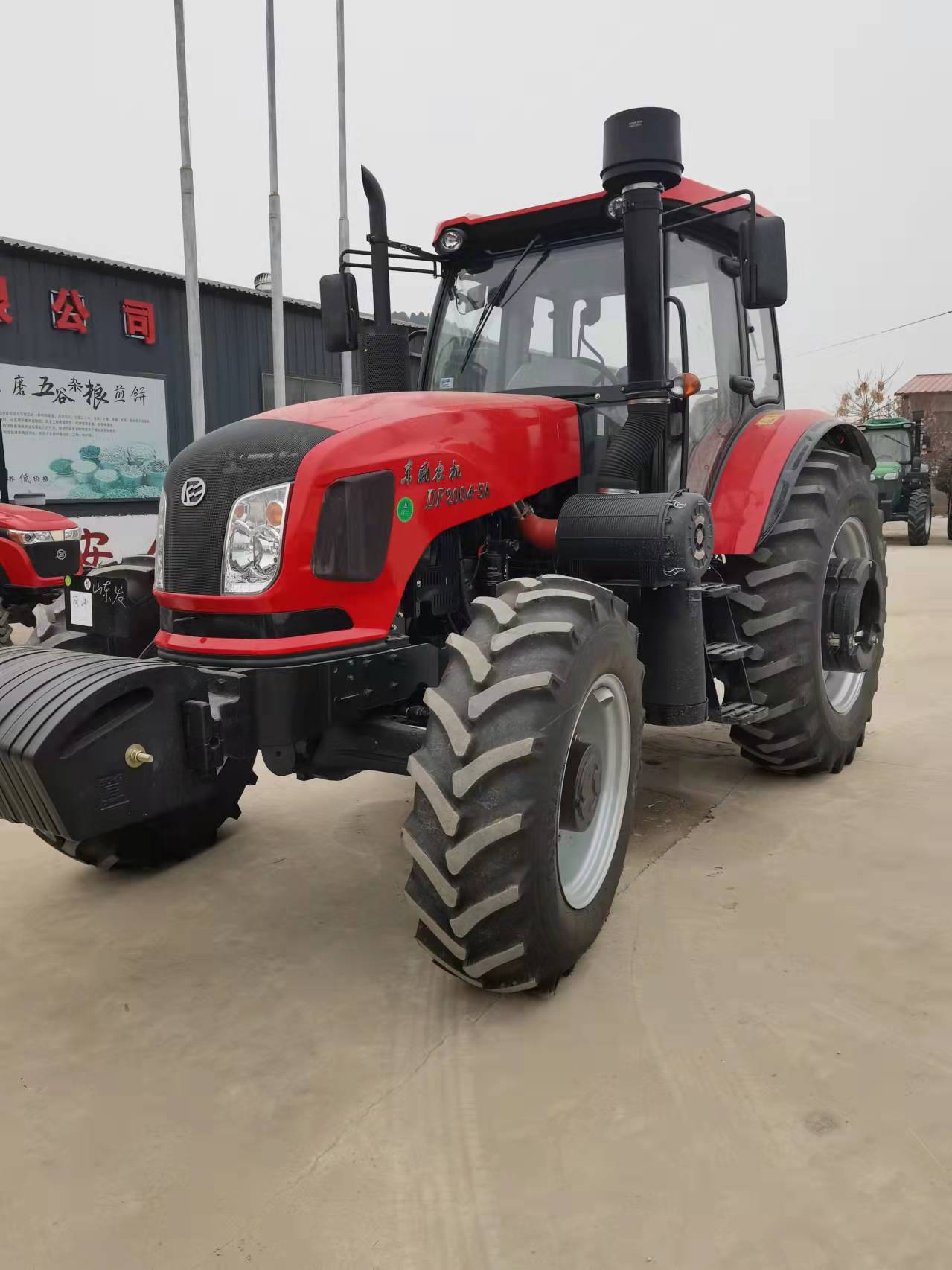 Dongfeng DF2004-5A Tractor Enlarged Oil Cylinder Big Tire Double Layer Rear Counterweight Quick Suspension Spot