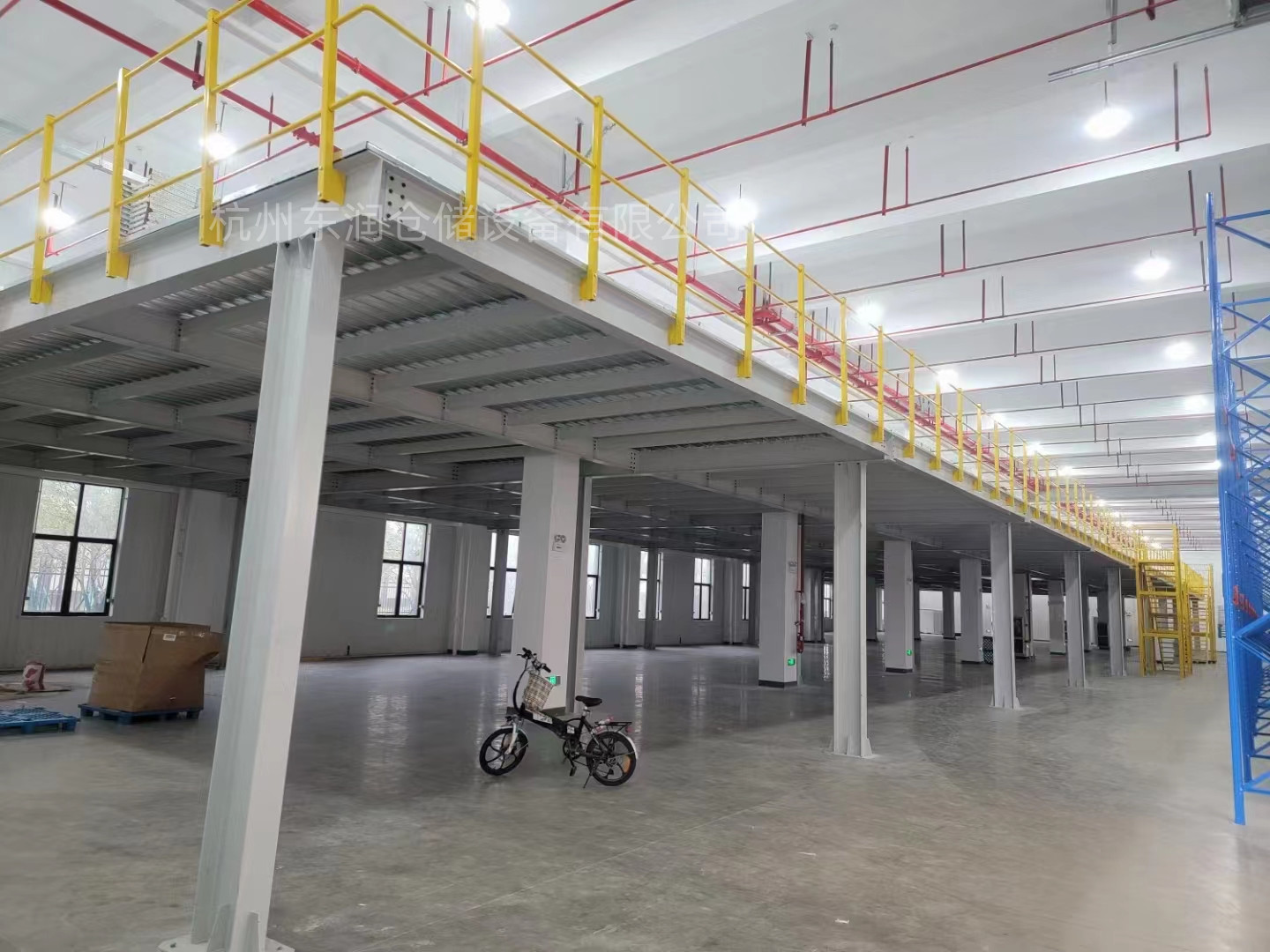 Dongrun Warehouse bears good pressure resistance, factory warehouse uses heavy-duty shelves, and loft specifications are customized