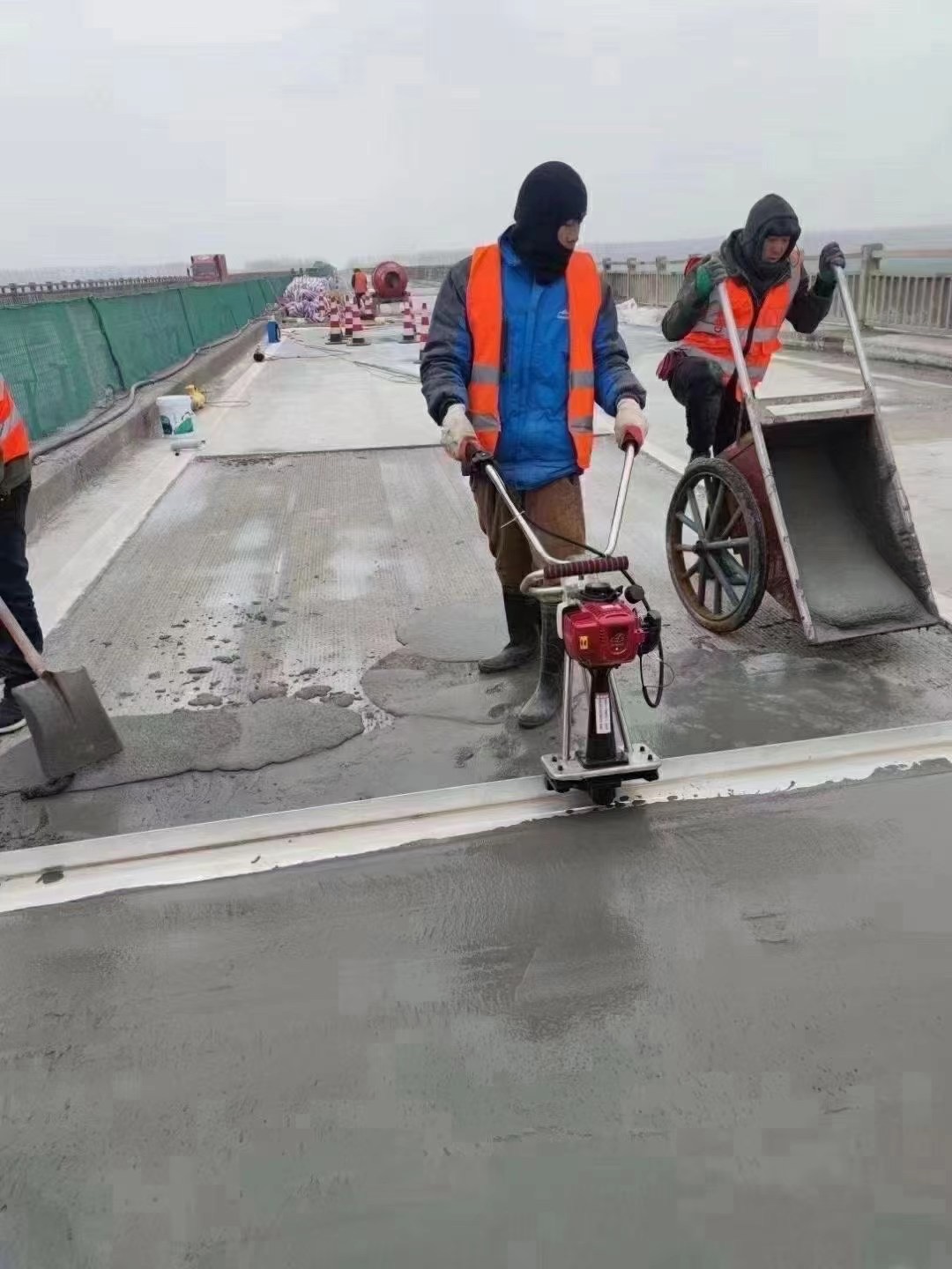 Provide samples for the repair of peeling pits and grooves using exposed stone repair materials on Kamabela cement pavement