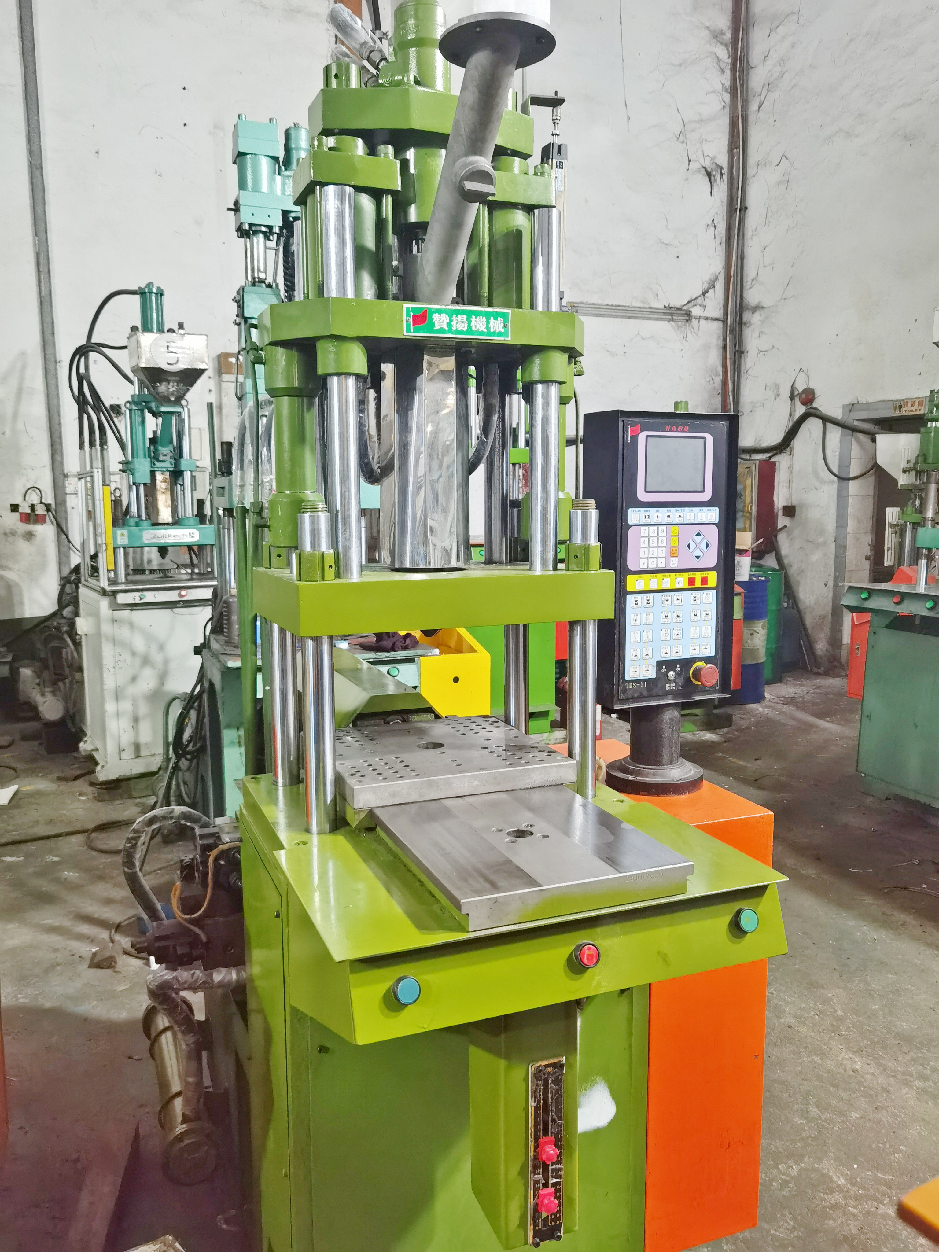 Sell at a low price, praise Baisu skateboard injection molding machine, mother chain, Japanese character chain, key chain, vertical injection molding machine