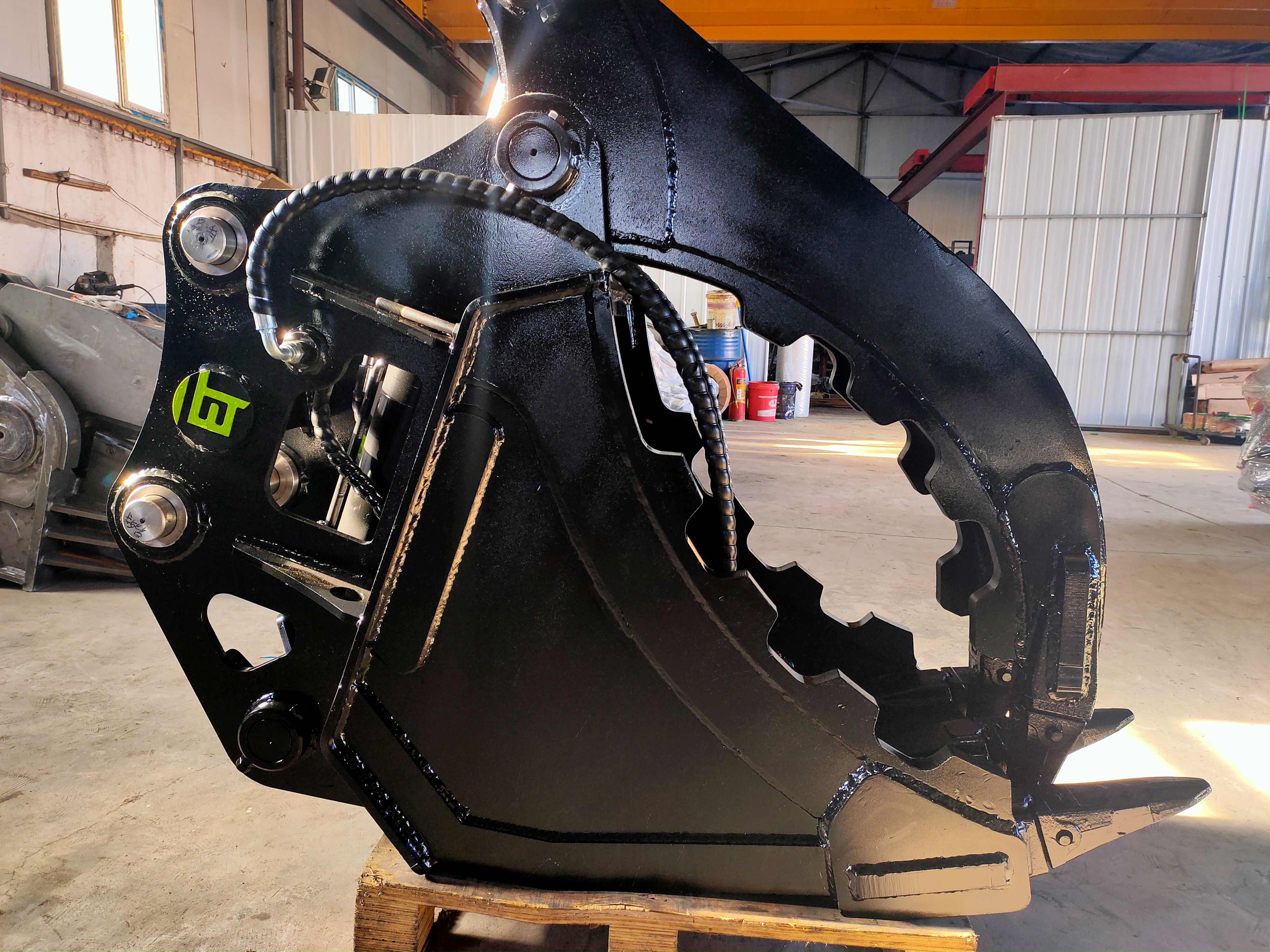 Yite Bucket Clamping Excavator Equipped to Realize One Machine with Multiple Functions for Road Repair and Grasping Materials as a Good Assistant