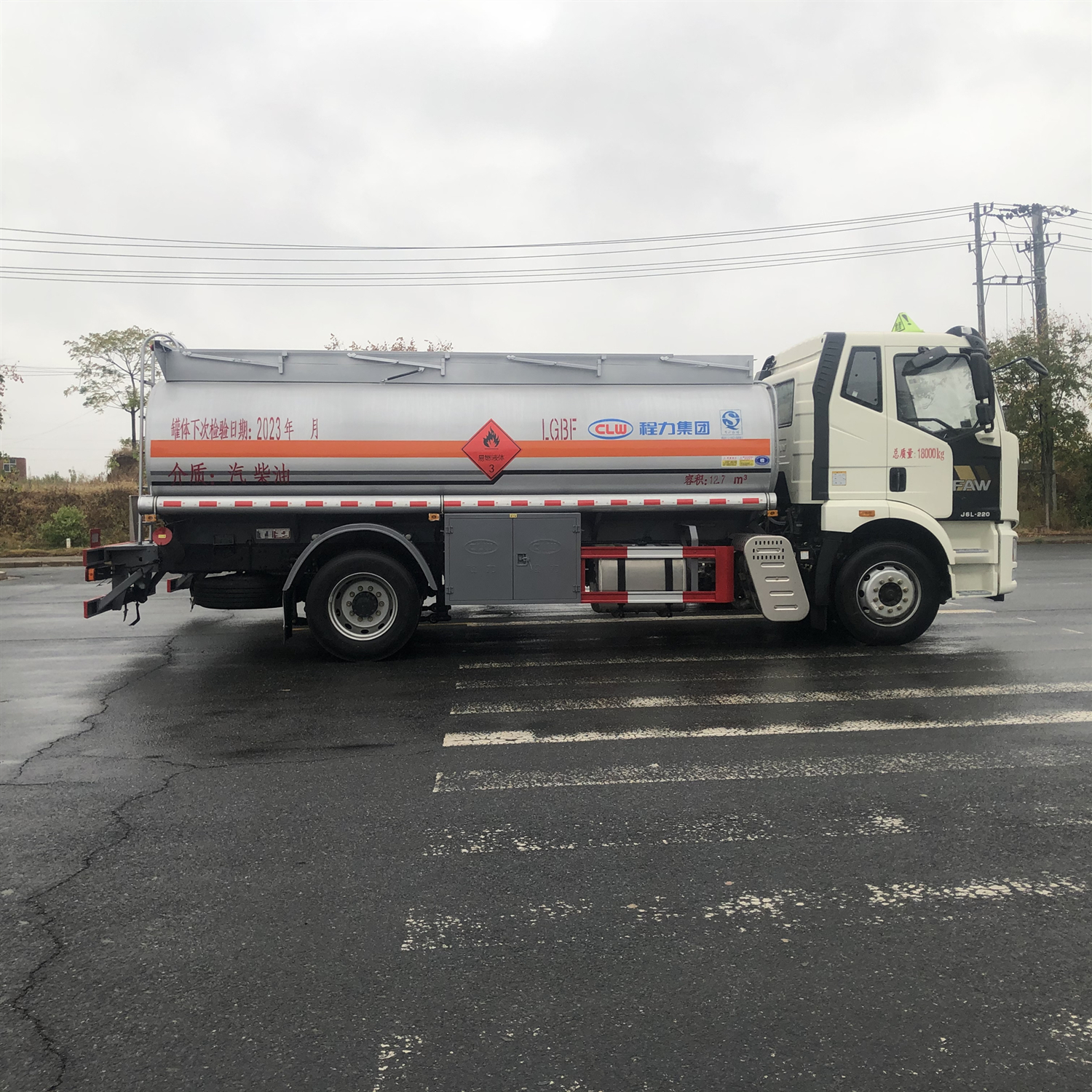 Small 8-ton oil tanker with a capacity of 9.5 square meters for fuel tank transportation