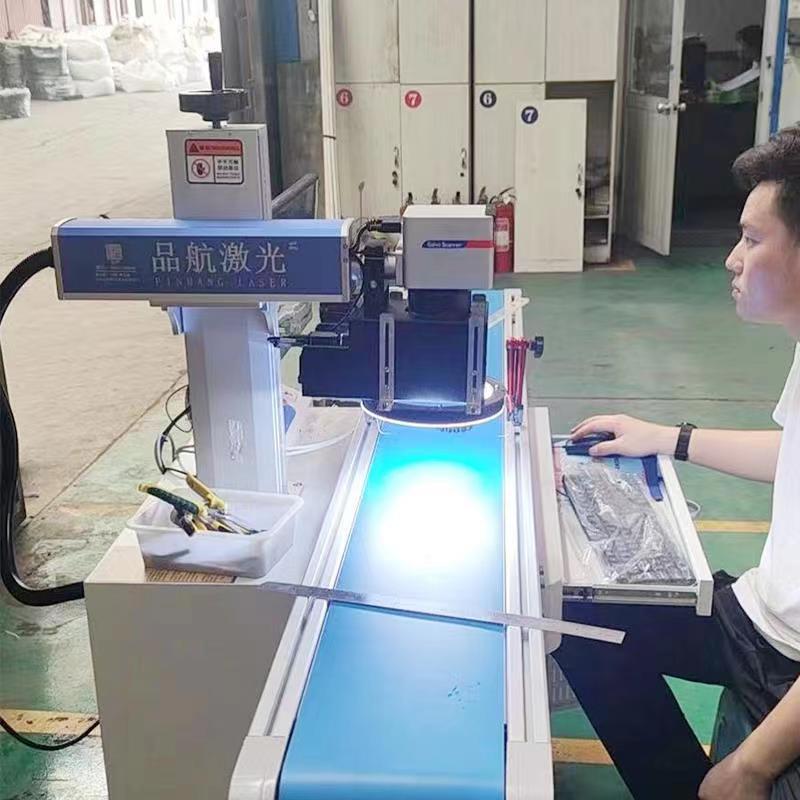 Visual laser marking machine does not require manual placement of parts, and automatic CCD recognition is efficient and labor-saving