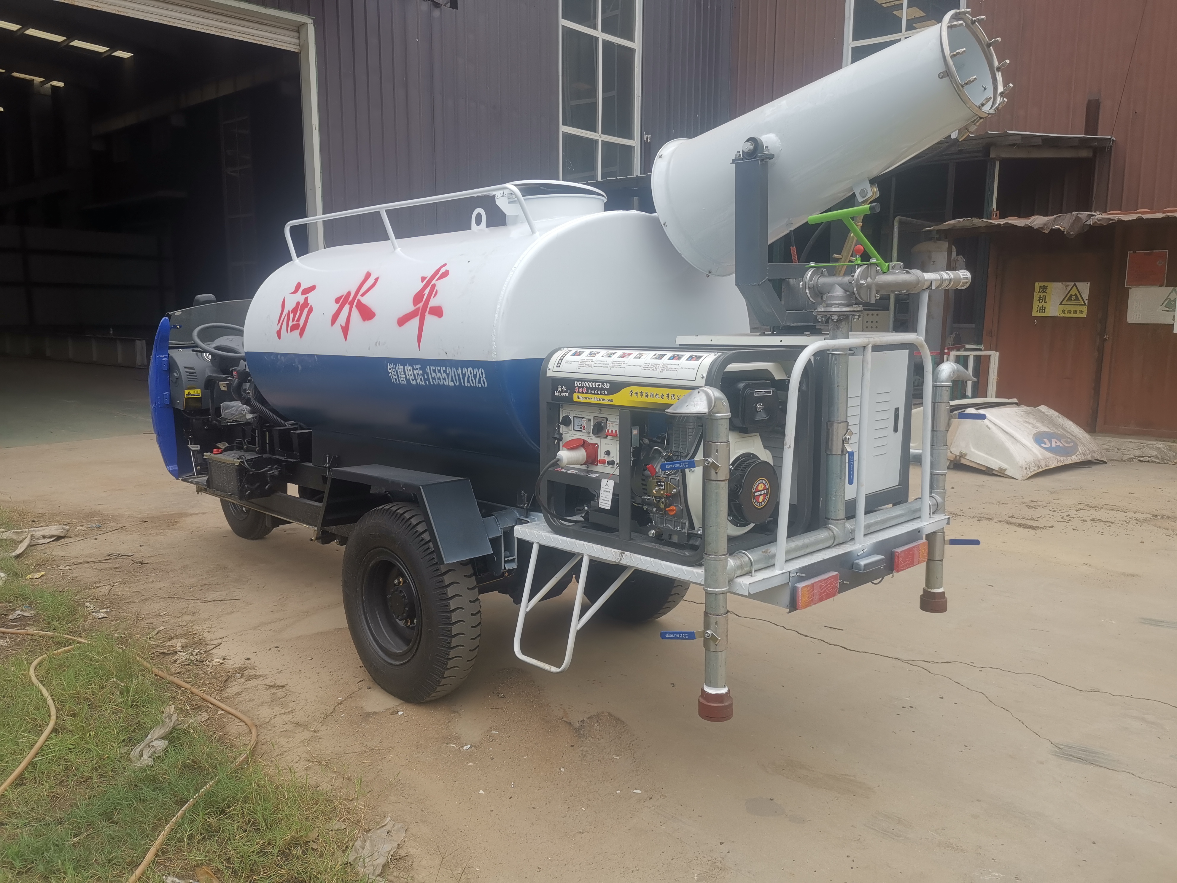 Dust reduction on the construction site of the Five Marches, three wheeled sprinkler trucks, agricultural road flushing and spraying trucks, low noise