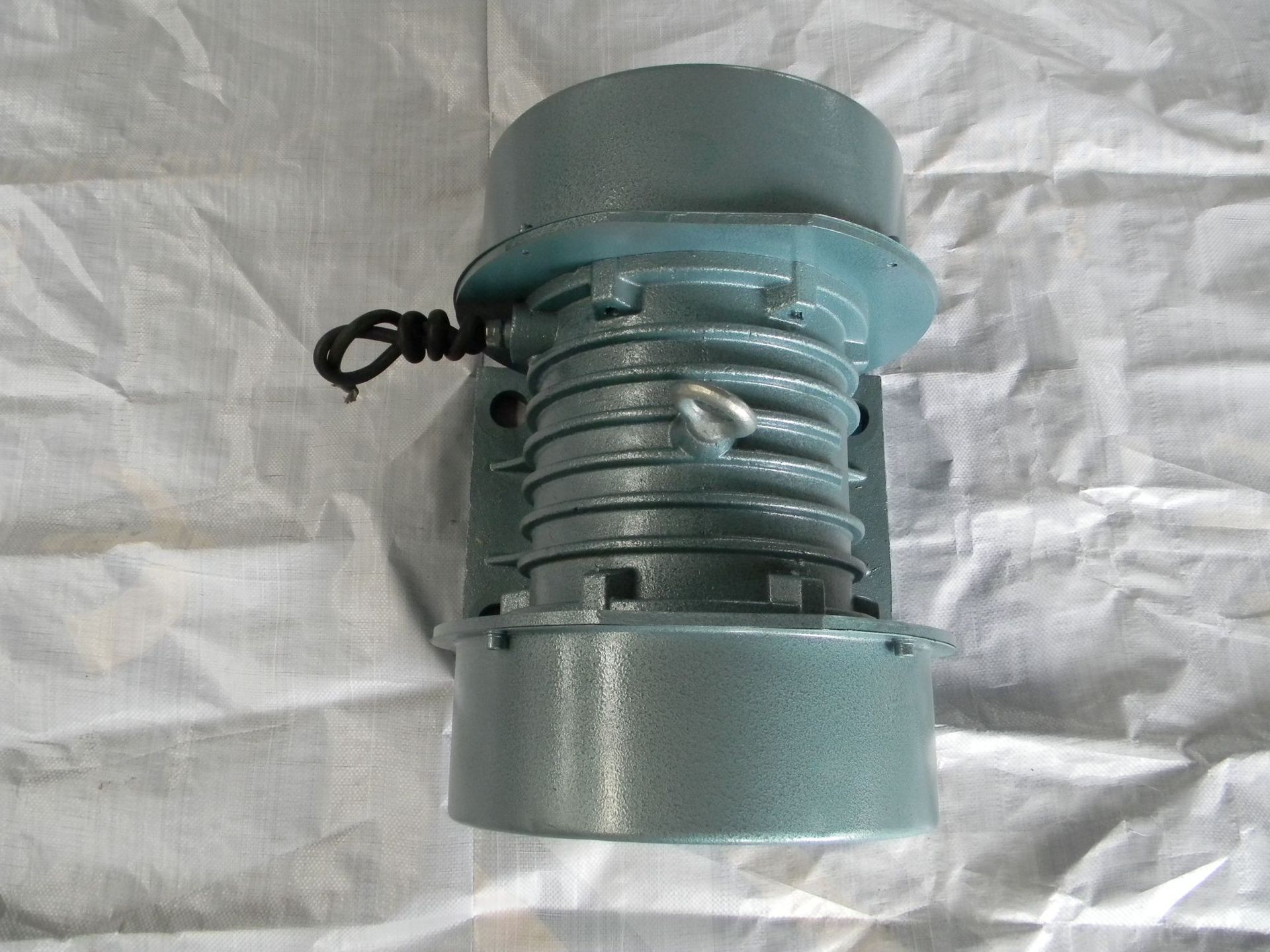 VB-75556-W three-phase inertial vibration motor for mining screen matching vibration source motor