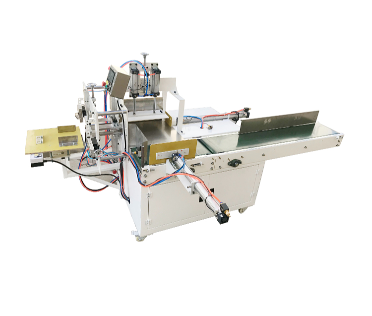 The nursing pad packaging machine adopts advanced PLC computer programming control to ensure stable operation