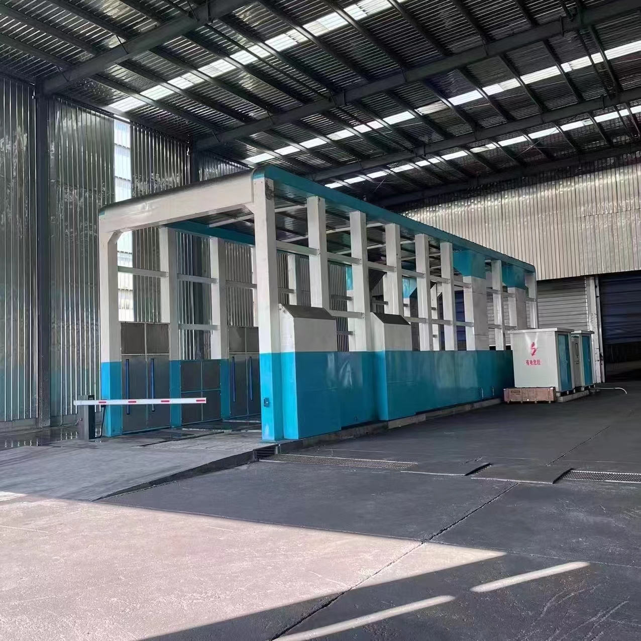 The construction vehicle of the fixed gantry car washing machine in the concrete mixing plant is cleaned thoroughly