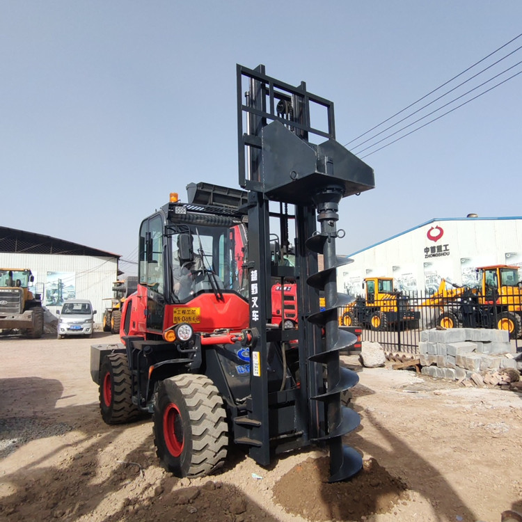 The first heavy industry in four-wheel drive off-road forklifts has a high chassis and good off-road performance with a bucket on muddy roads