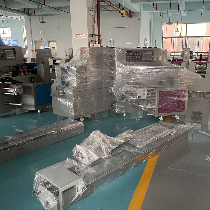 Fully automatic gauze packaging machine, mask bag packaging and sealing machine, medical supplies pillow type packaging mechanical equipment