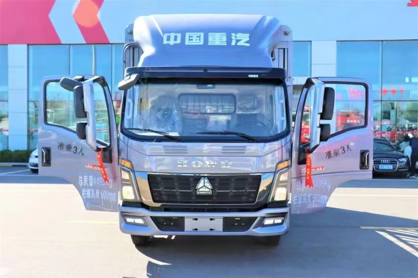 The inner diameter of the box of the 4-meter-2 high rail truck of the Heavy Duty Truck Haowo is 2.45 meters, and the 8-speed high and low speed of the Fast is 8 gears