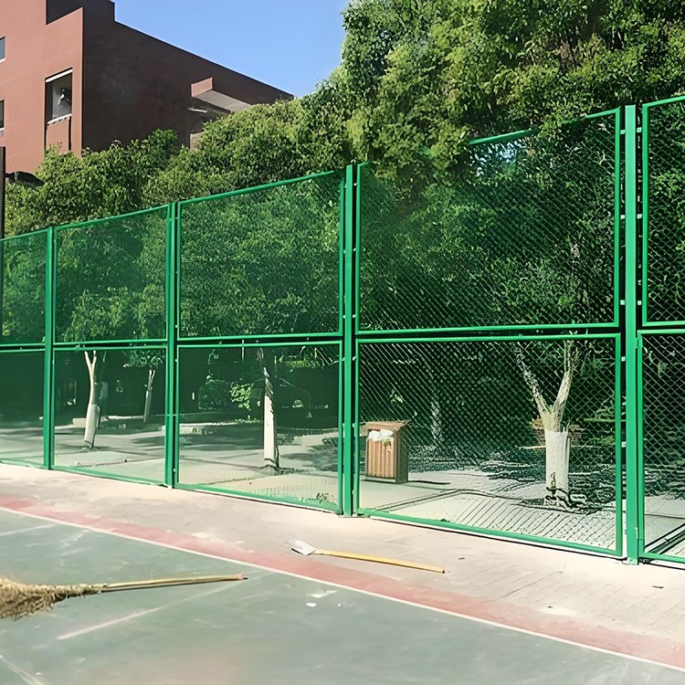 篮球场勾花网围栏 学校运动场地包塑钢丝围网 结构稳固 兴旭
