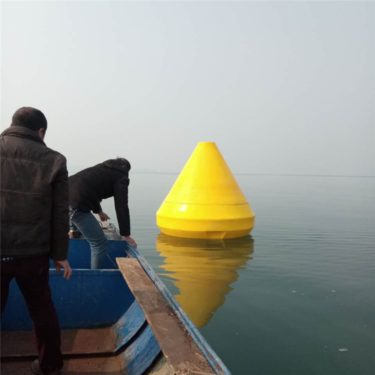 Introduction to the 1-meter diameter polyethylene rolling plastic lamp buoy for offshore identification and positioning of floating drums