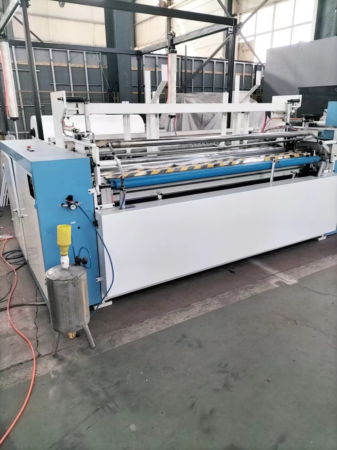 Guangmao Mechanical Rewinding Machine with a daily output of three tons, single person operation, fully automatic 1880 small toilet paper production line