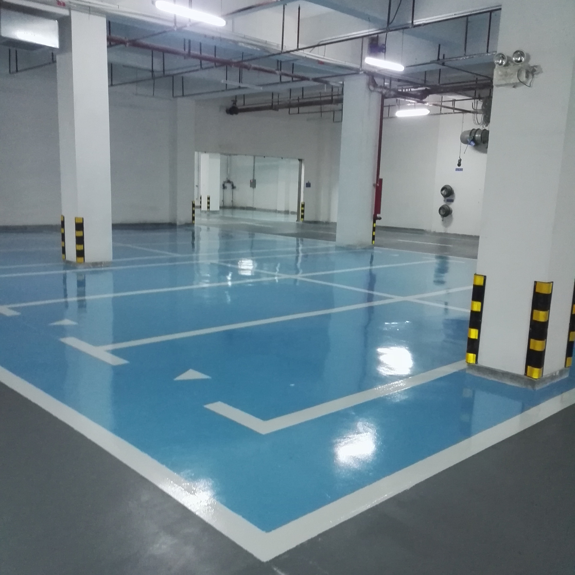 Epoxy resin floor paint, underground parking lot cement floor paint, outdoor basketball court anti-skid and wear-resistant floor paint