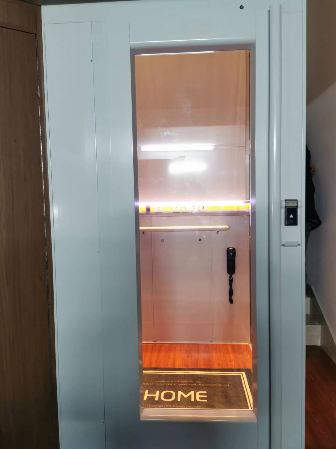 Household elevators with no bottom pit and no ceiling height limit have a space utilization rate of 70.6%