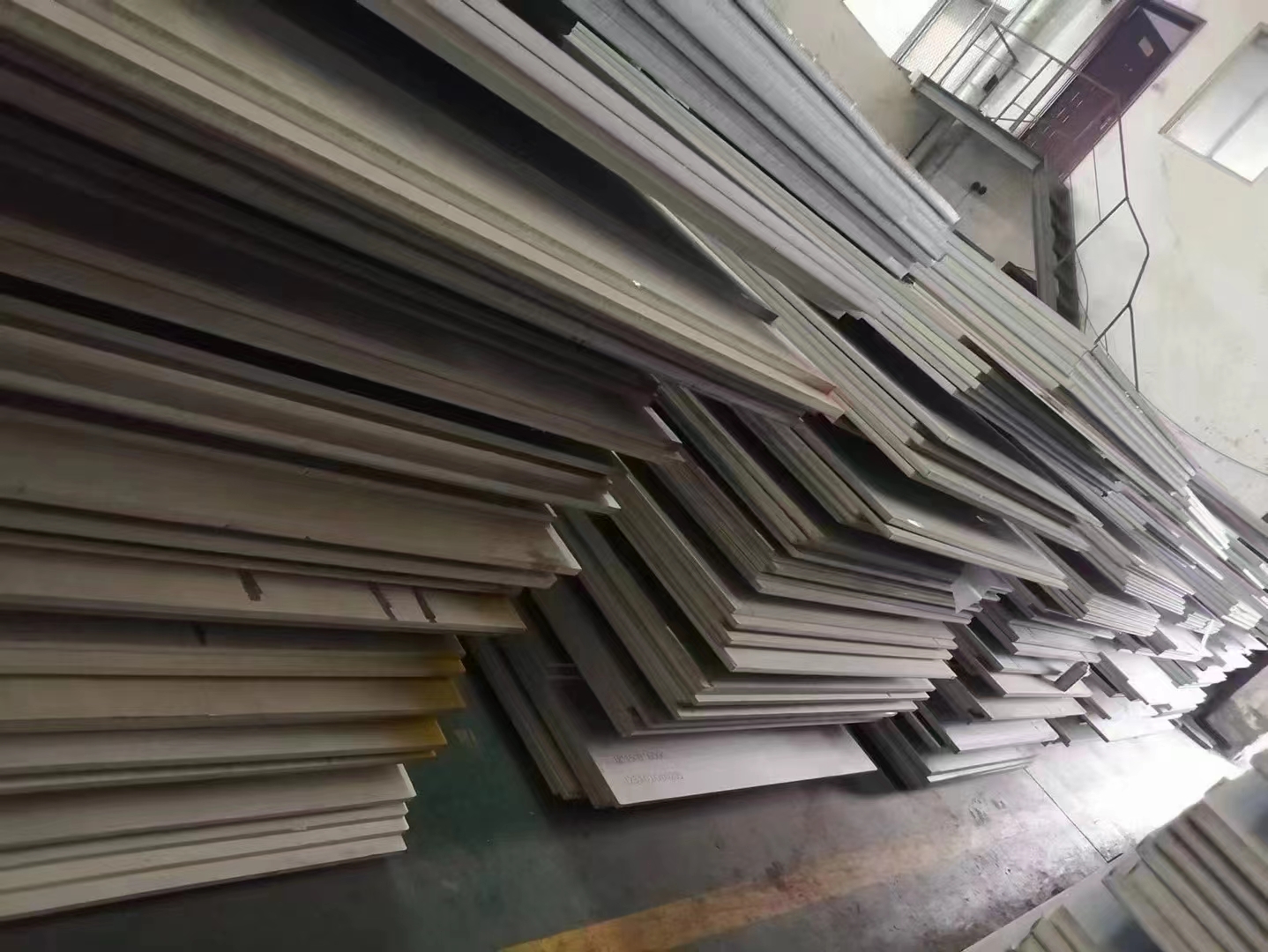 Zhaofeng Steel 304D stainless steel plate has advantages such as corrosion resistance, high strength, easy welding, and low cost