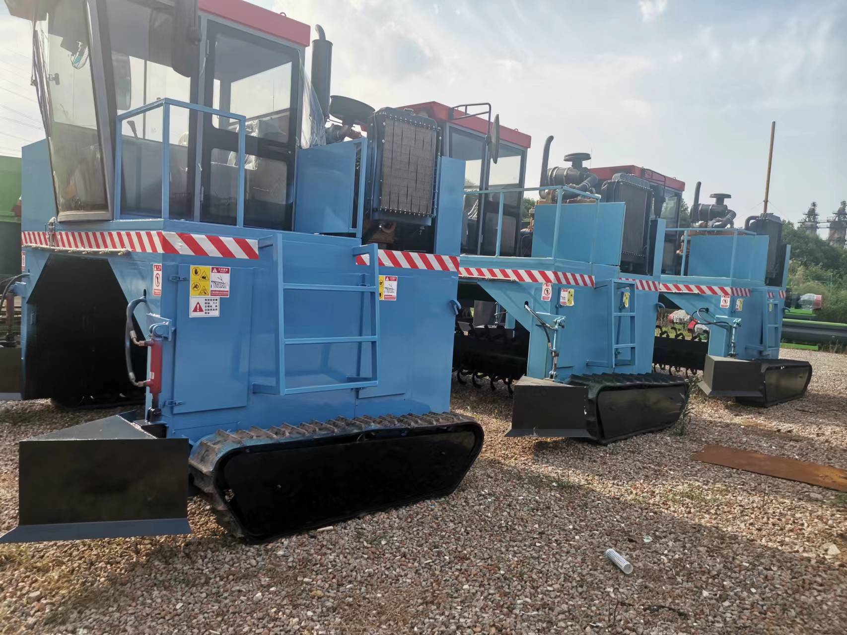 Crawler tipping machine Manure equipment fermentation turning machine chicken cattle sheep duck pigeon pig manure granulator