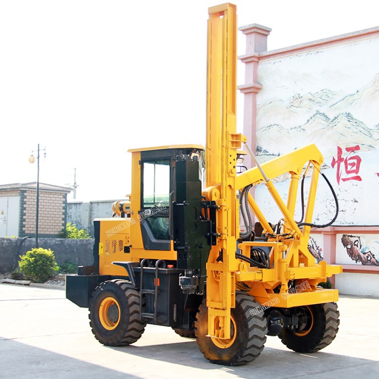 高速公路波形护栏打桩机小四轮压桩机拔桩机装载式打拔钻孔一体机