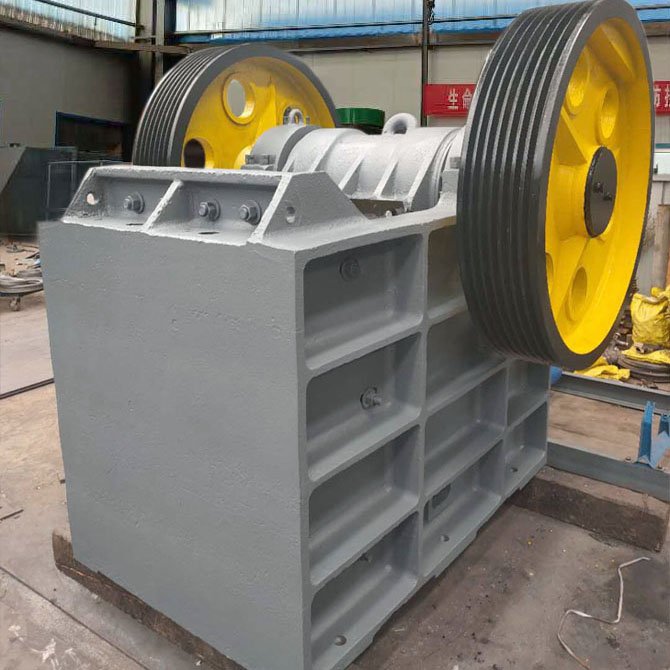 The cement clinker crusher is easy to operate and widely used in the construction and chemical industry