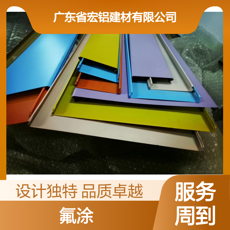 咖色中庭的秋日私语：古木参天下的午后光影与落叶之舞 颜色 氟涂