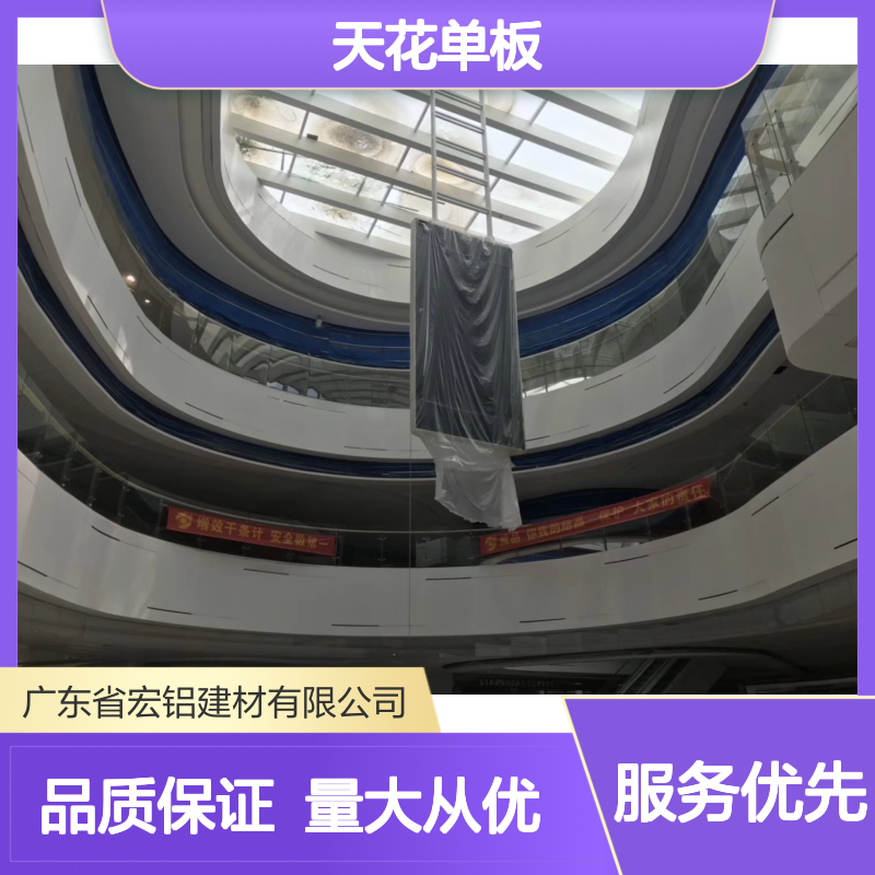 深咖仿木色铝单板天花 耐候防火抗污 装饰效果高雅 适用于室内外空间