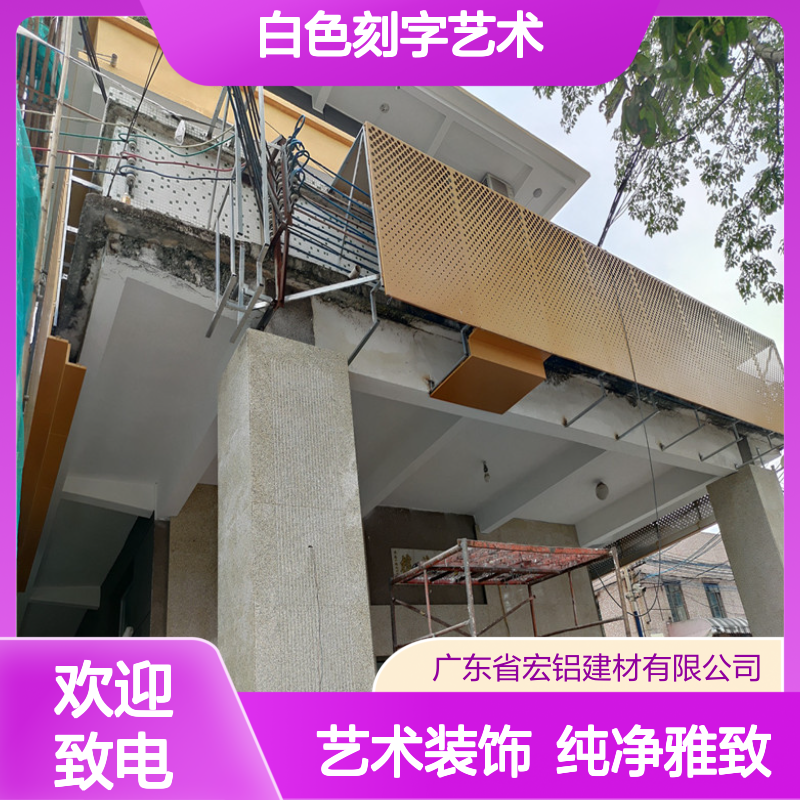 白色刻字艺术在古老建筑上绽放新韵 用途 走廊