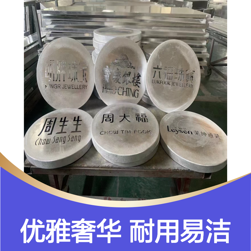香槟色仿木色雅致餐桌，尽显自然与时尚的完美融合 使用区域 吊顶