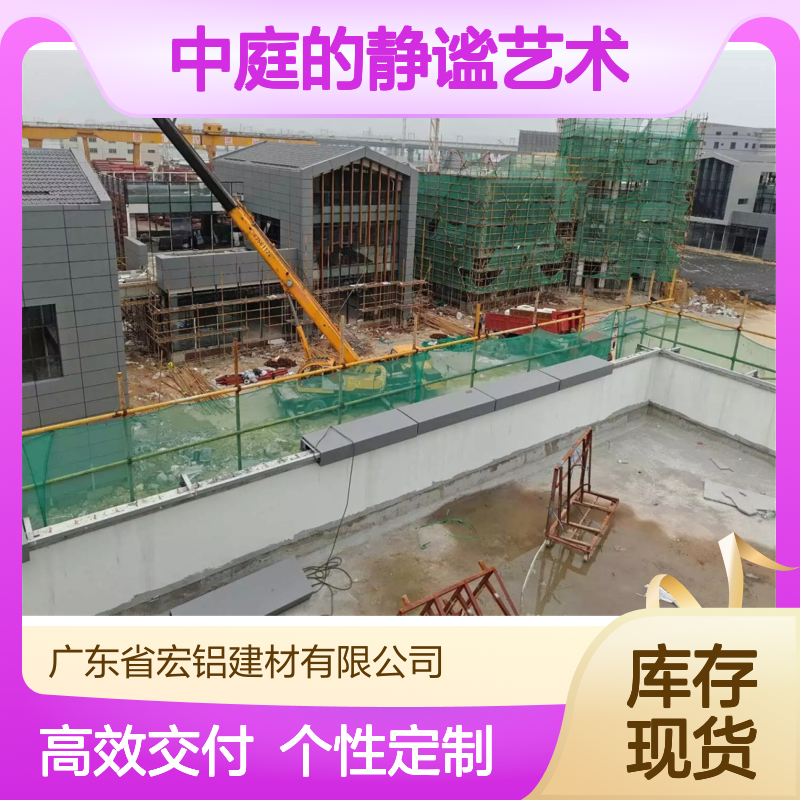 白色中庭的静谧艺术：光影与雕塑的梦幻交响 材料包装 气泡膜