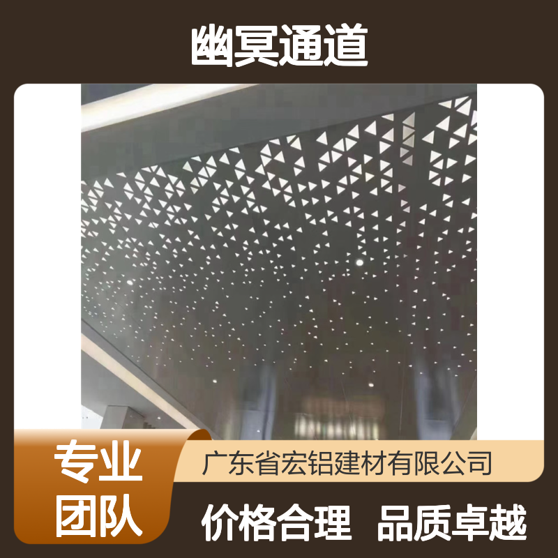 黑色电梯吞噬光线的深渊，穿梭于摩天大楼的幽冥通道 品牌 宏铝墙板
